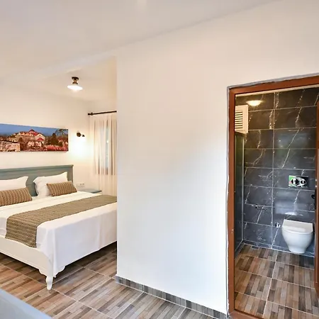 Pyramid Boutique מלון